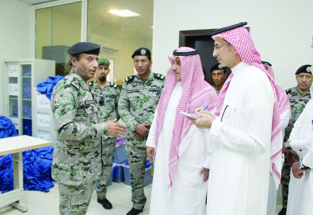 وفد الهيئة يرصد الملاحظات اثناء الجولة