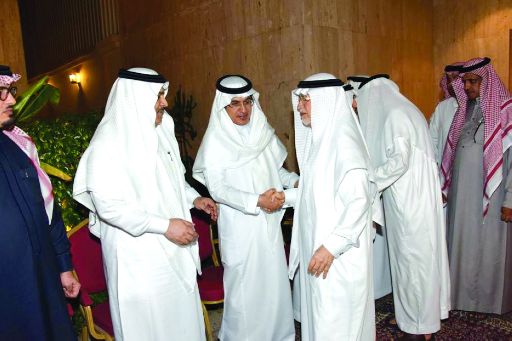 أبناء وذوو الفقيد يتلقون التعازي
