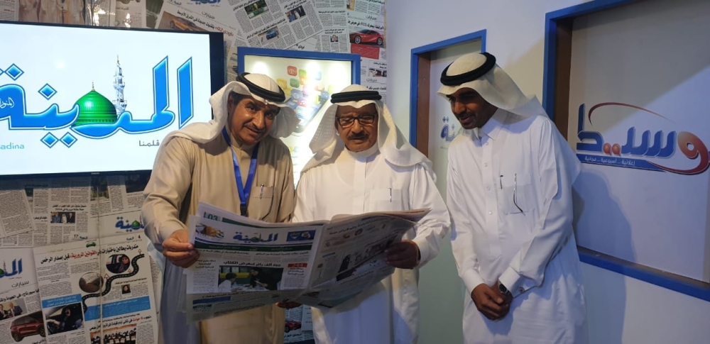 الشيخ سعيد العنقري خلال زيارته للجناح