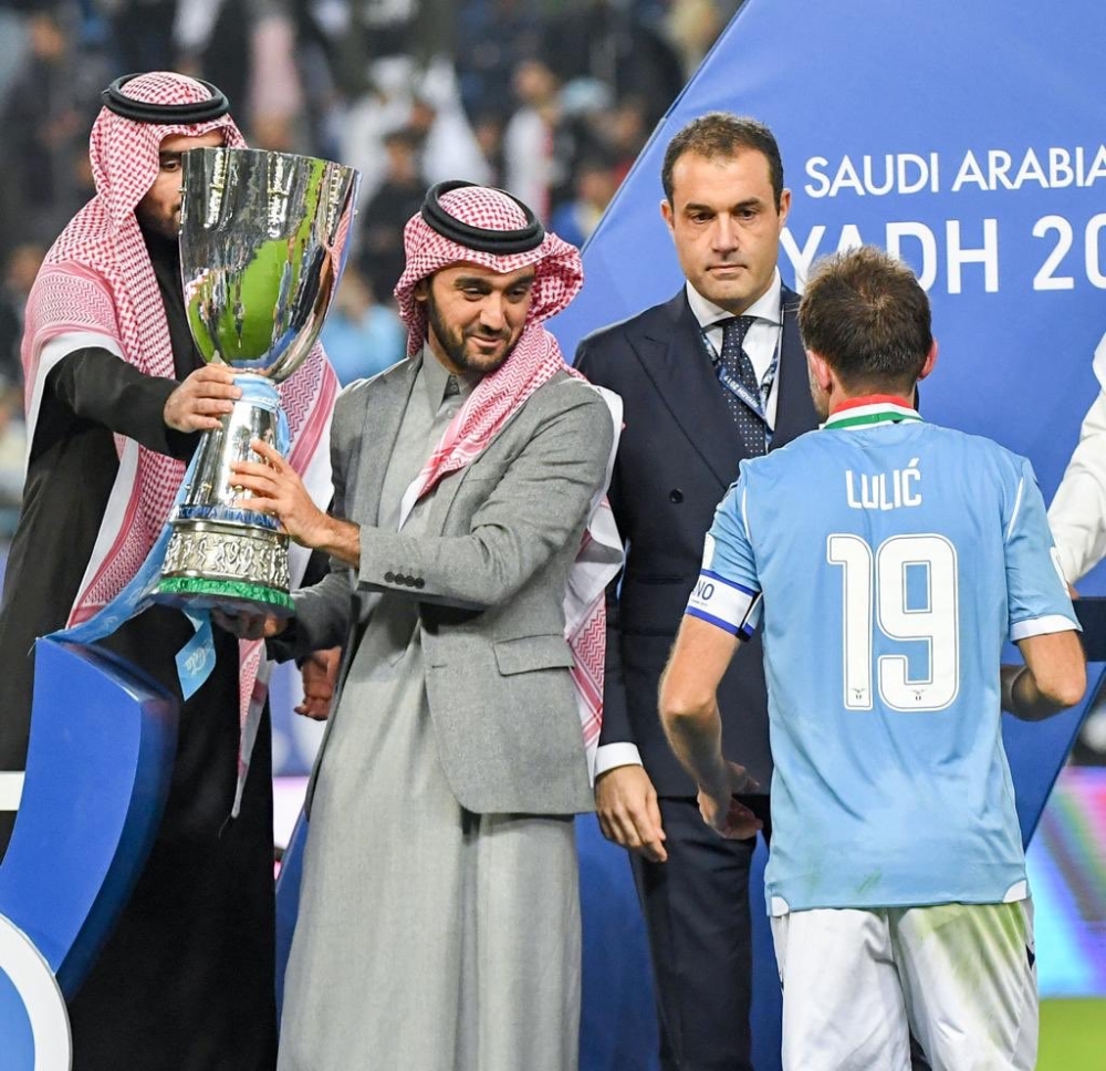 الأمير عبدالعزيز لحظة تسليم الكأس لقائد لاتسيو