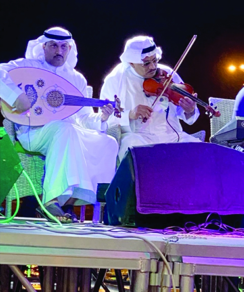 من الأمسية الفنية بالمهرجان