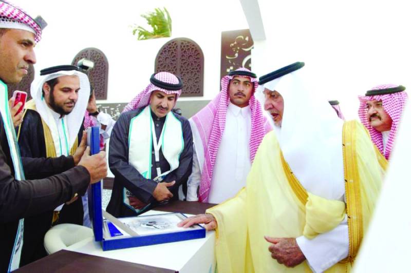 الأمير خالد الفيصل يتجول في «الحديقة الثقافية» بجدة خلال تدشينه فعالياتها أمس الأول