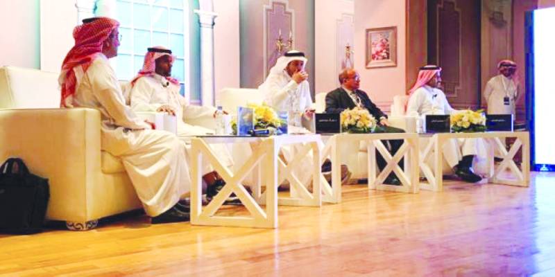 اللجنة العلمية أثناء تحديد محاور الملتقى