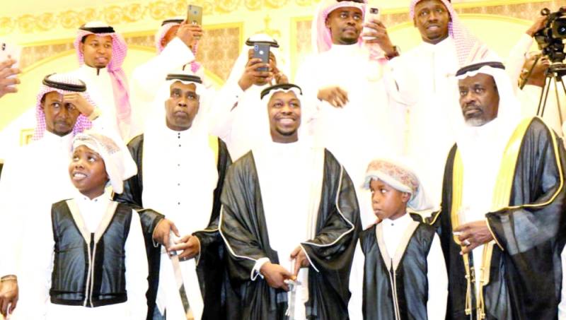 العريس مع أقاربه
