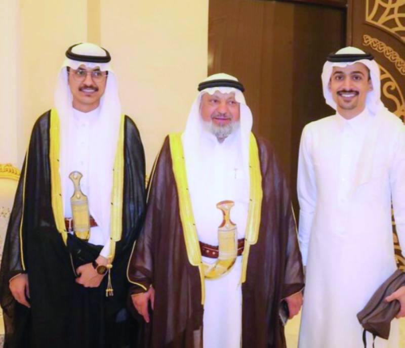 العريس مع أقاربه