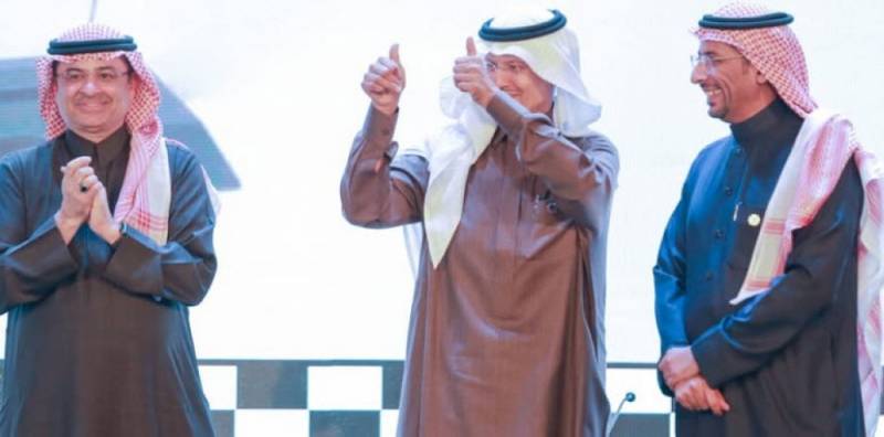 وزير الطاقة في الوسط يشاور بإصبعه وعلى شماله وزير الصناعة