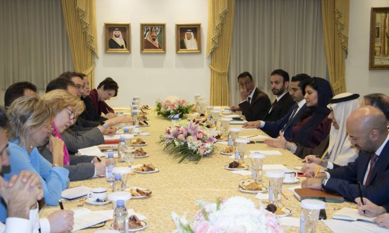 وزير الخارجية خلال لقائه بالمفكرين والباحثين
