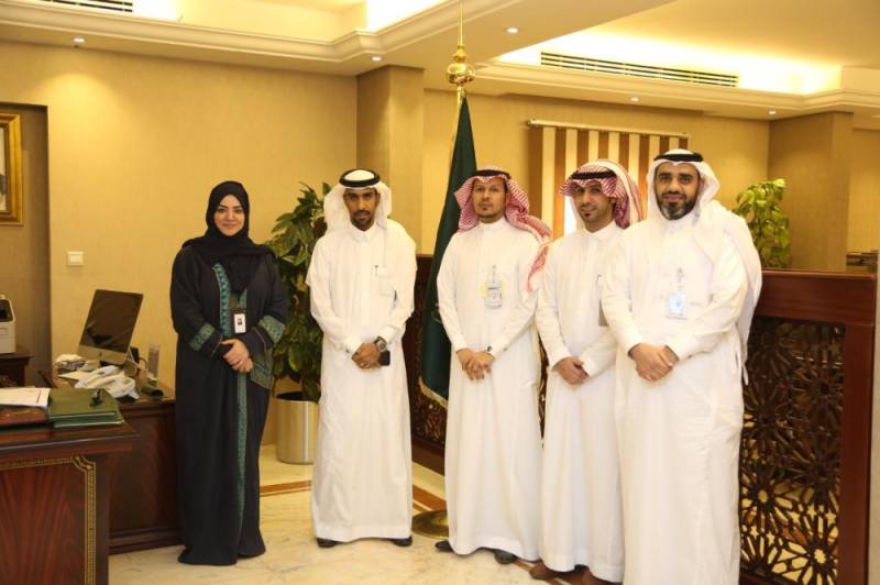 لقطة تذكارية بعد التوقيع