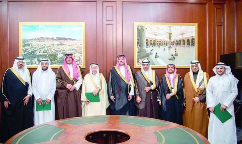 أمير المدينة مع مسؤولي الهيئة العامة للأوقاف