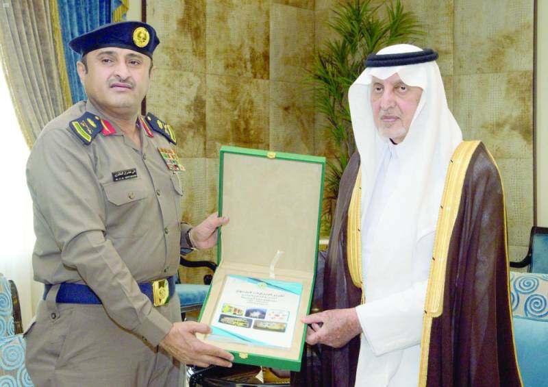 أمير مكة خلال تسلمه تقرير الدفاع المدني