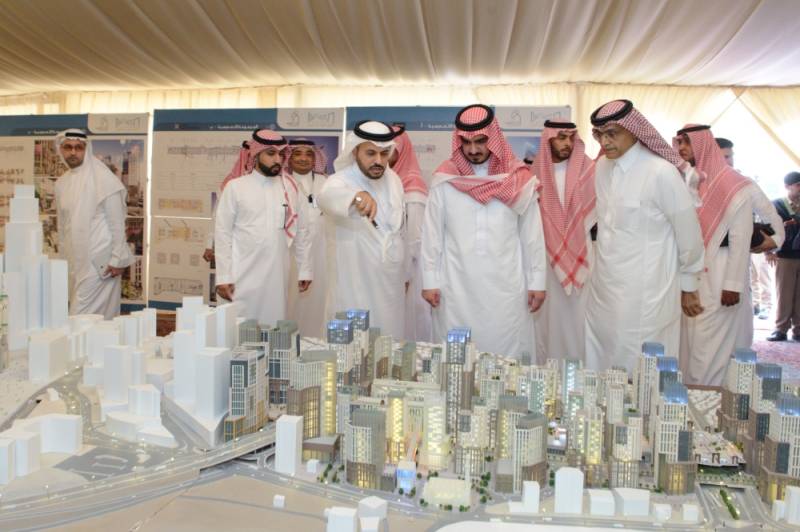 بدر بن سلطان يقف على أعمال مشروع طريق الملك عبدالعزيز بمكة المدينة
