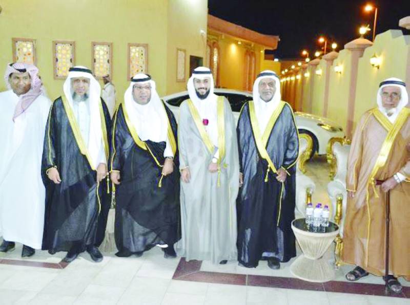 العريس مع والده وأعمامه