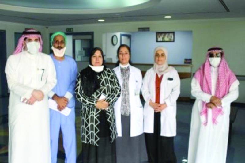 وفد السفارة خلال زيارتهم للسعوديين المصابين