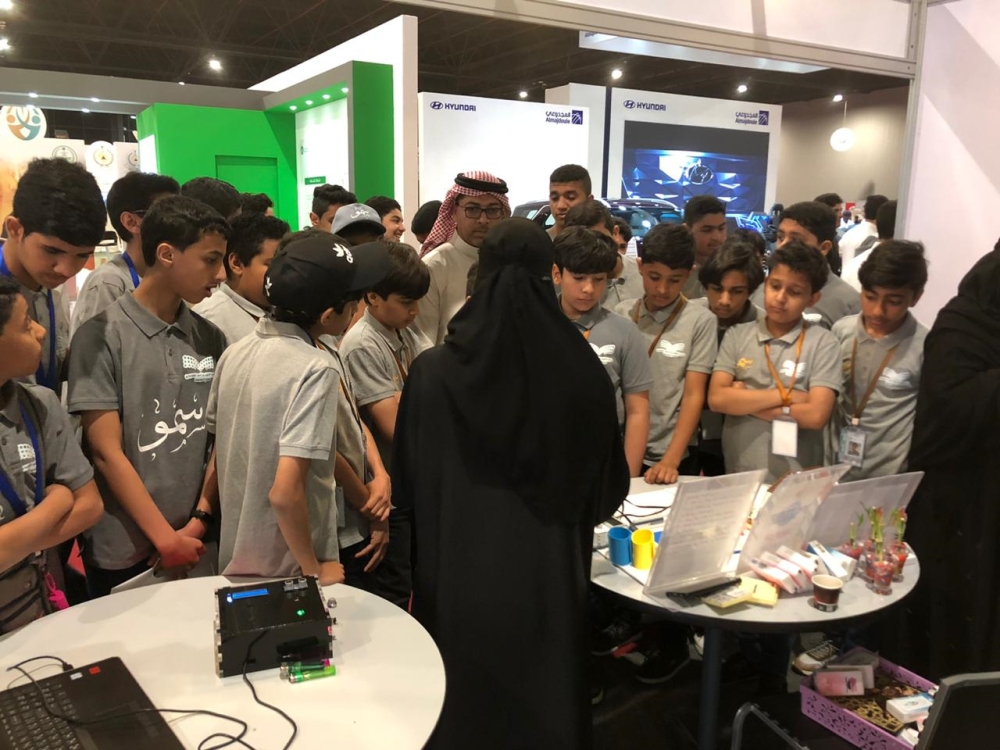 طلاب تفاعلوا مع مبتكرات جناح التعليم 