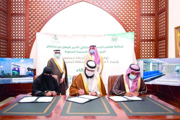 فيصل بن سلمان خلال التوقيع