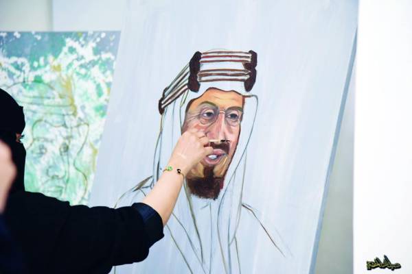 رسم مباشر أمام الحضور للفنانتين أمل الشمري وسمر الحريص
