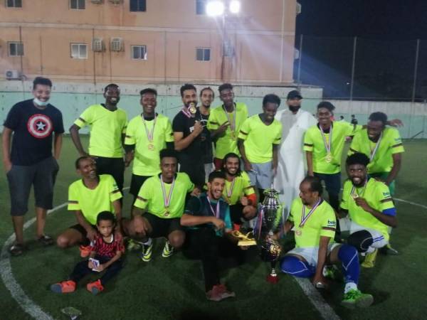 لاعبو التحدي يحتفلون بكأس الدورة