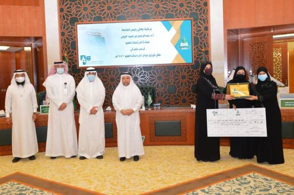 رئيس جامعة الملك عبدالعزيز يكرم الفائزين بجوائز الدراسات العليا المدينة