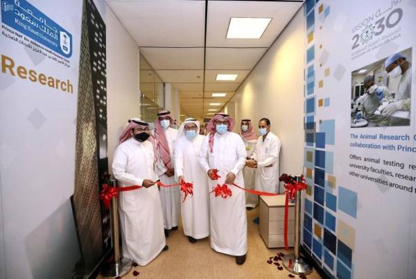 رئيس جامعة الملك سعود يفتتح مركز العناية بحيوانات التجارب بكلية الصيدلة المدينة