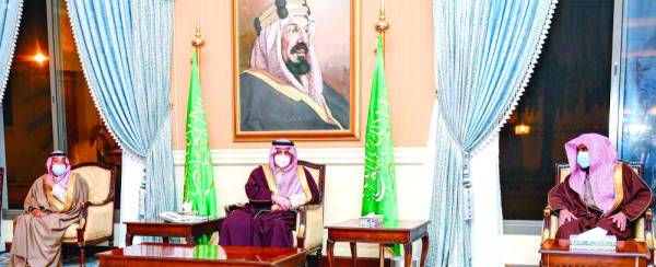 فهد بن سلطان خلال المجلس الأسبوعي