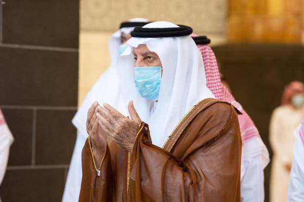 الفيصل يتقدم المصلين في المسجد الحرام