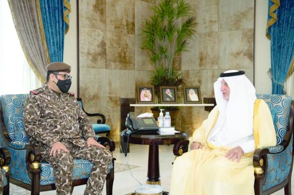 الفيصل اثناء استقباله للعميد الحربى
