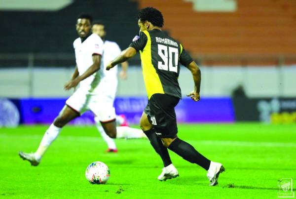 رومارينهو يحاول المرور من شراحيلي في مواجهة الاتحاد والشباب العربية الأخيرة