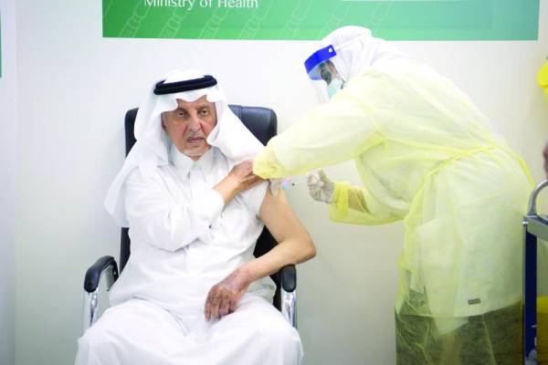 أمير مكة لحظة تلقيه جرعة اللقاح