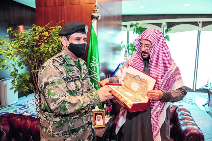 آل الشيخ يكرم مدير السجون