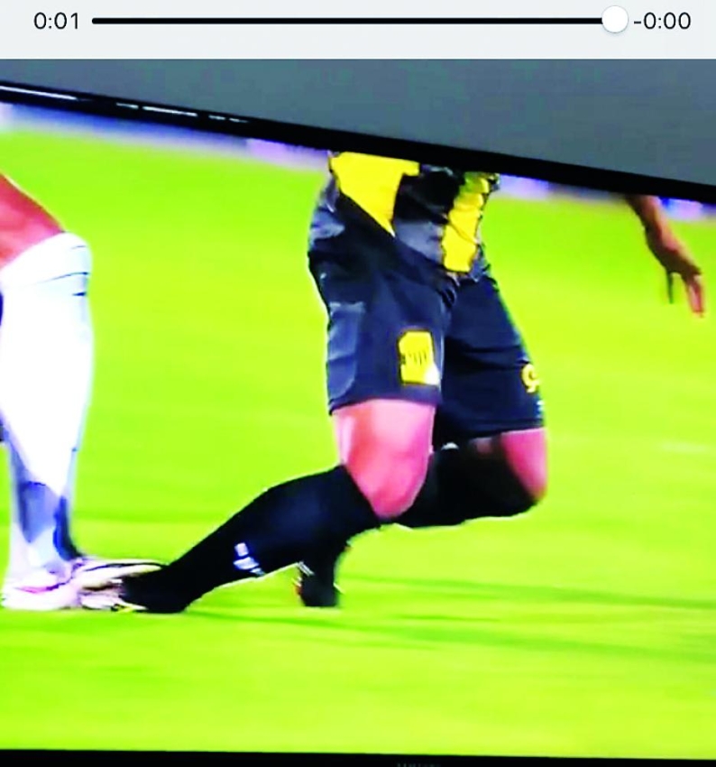 دعسة فيجسا على مفصل رومارينهو من الخلف