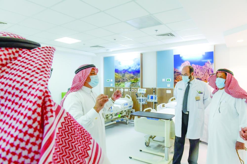 يستمعون لشرح من مدير المستشفى