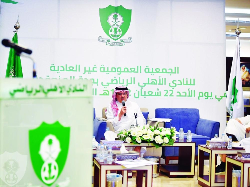 عبدالإله مؤمنة يتحدث أثناء اجتماع الجمعية العمومية غير العادية
