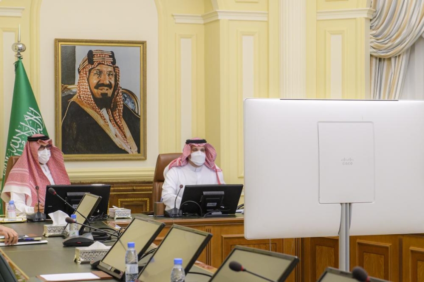 أمير المدينة يستعرض مشروع تأهيل واحة العيون المدينة