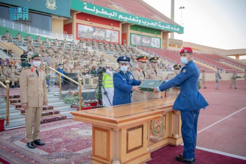 رئيس الأركان يرعى تخريج دورة تأهيل الضباط الجامعيين المدينة