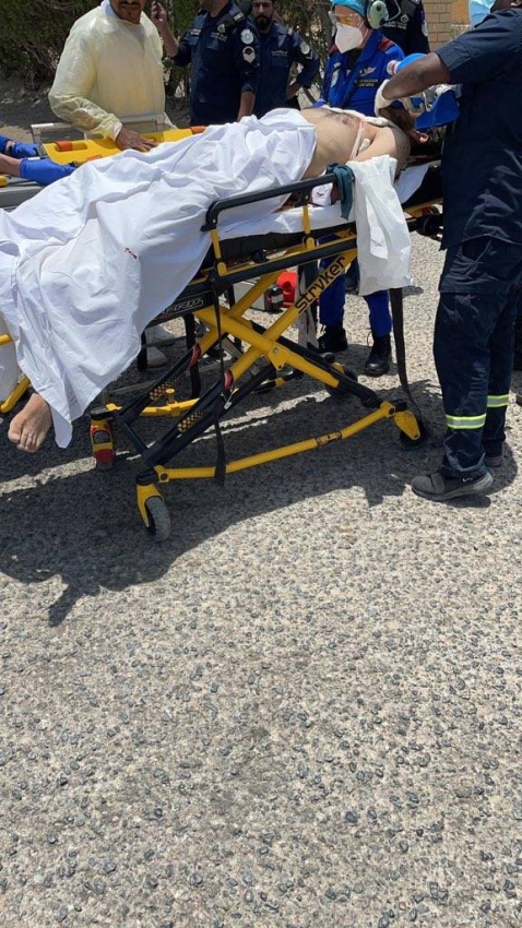 الجاني بعد الاطاحة به ينقل لتلقي العلاج