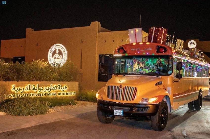 بوابة الدرعية ت زي ن 5 حدائق و حافلتي فرح توزع 12 ألف هدية في جوهرة المملكة المدينة