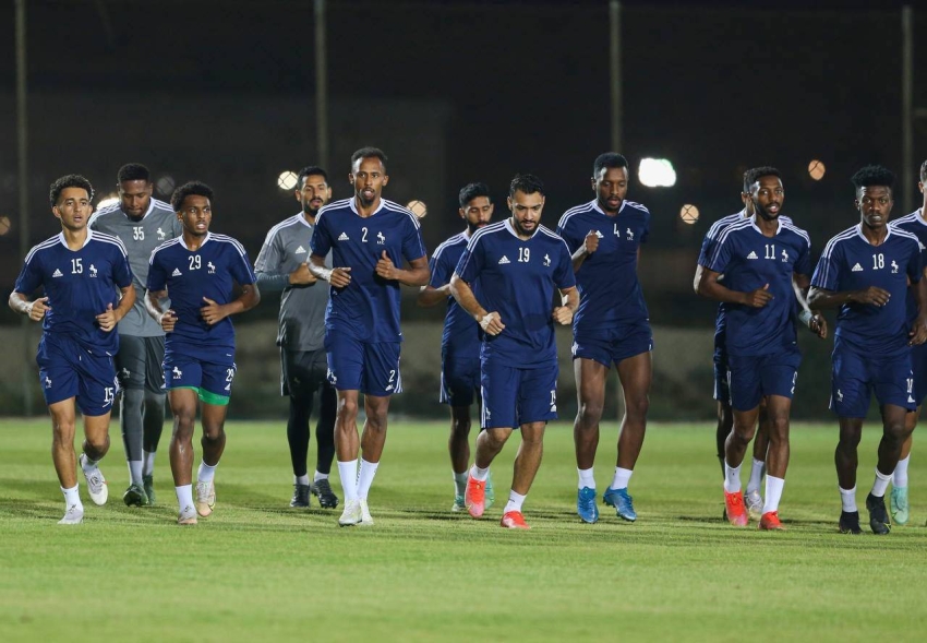 لاعبو الاتفاق يؤدون تدريبات الإحماء