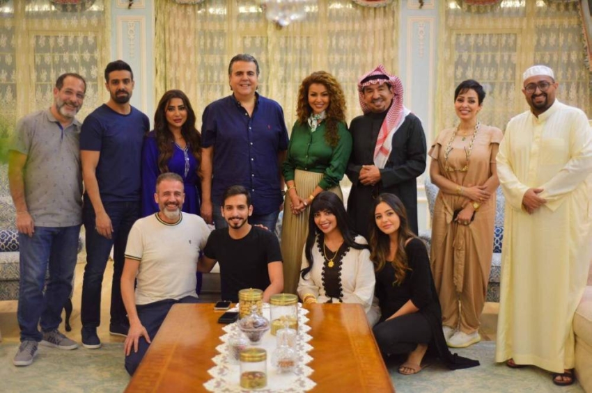 فريق المسلسل يحتفلون ببدء التصوير