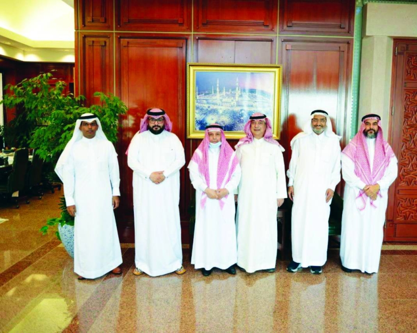 منسوبي جامعة المؤسس وغرفة ينبع اثناء توقيع الاتفاقية