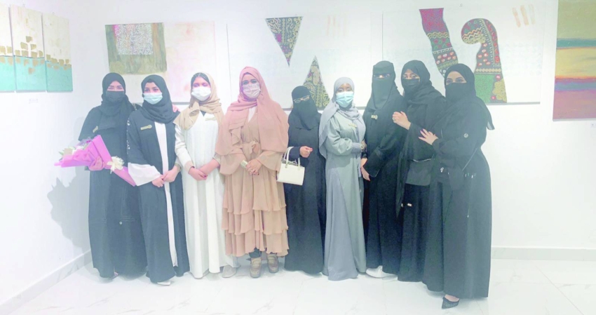 مجموعة من الفنانات المشاركات