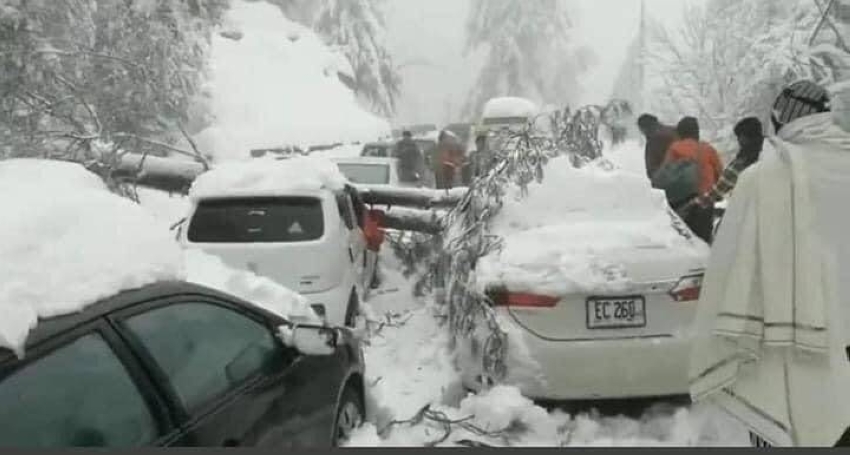 The army works to open the roads to the snowy city in Pakistan