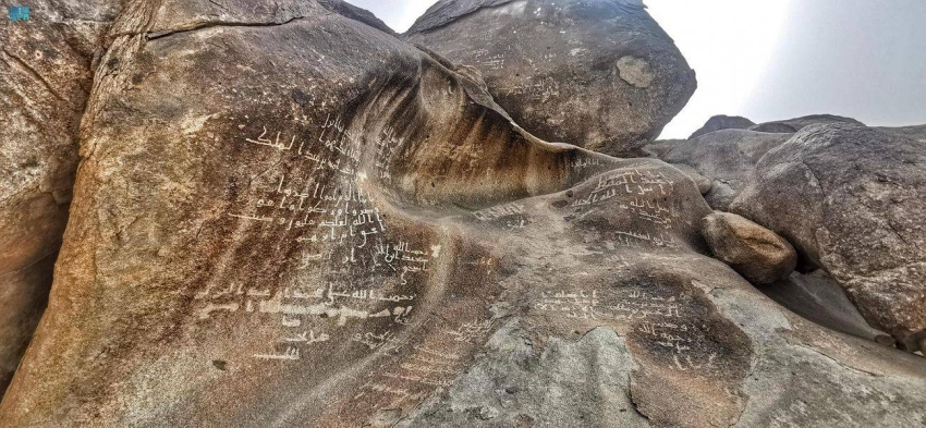 الجبل يباهي بالخط العربي