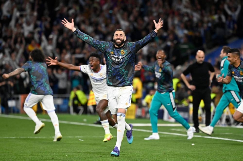 Real Madrid's French forward Karim Benzema celebrates at the end of the UEFA Champions League semi-final second leg football match between Real Madrid CF and Manchester City at the Santiago Bernabeu stadium in Madrid on May 4, 2022. (Photo by PIERRE-PHILIPPE MARCOU / AFP)