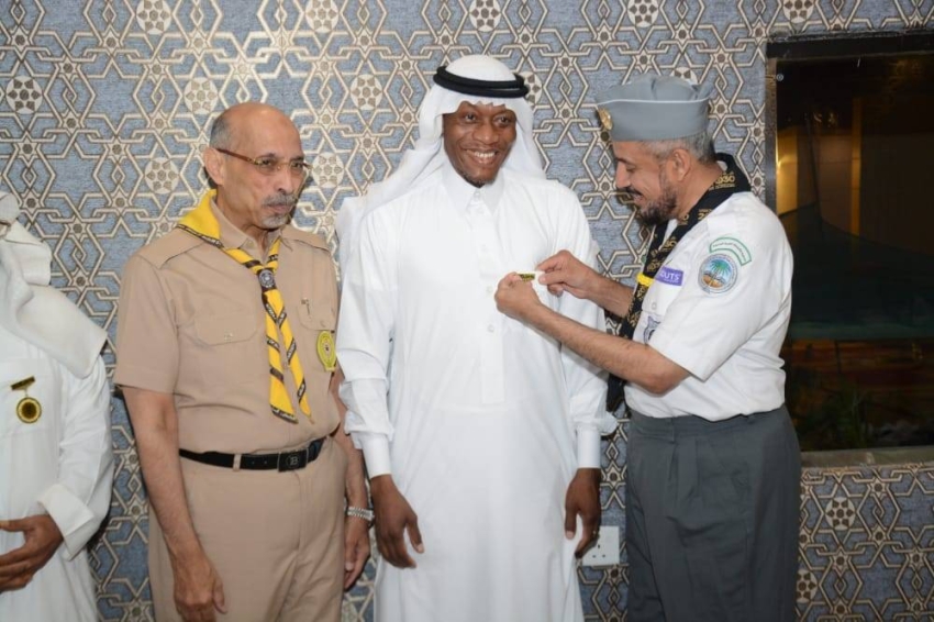 تقليد الزميل عادل قاضي بالوسام