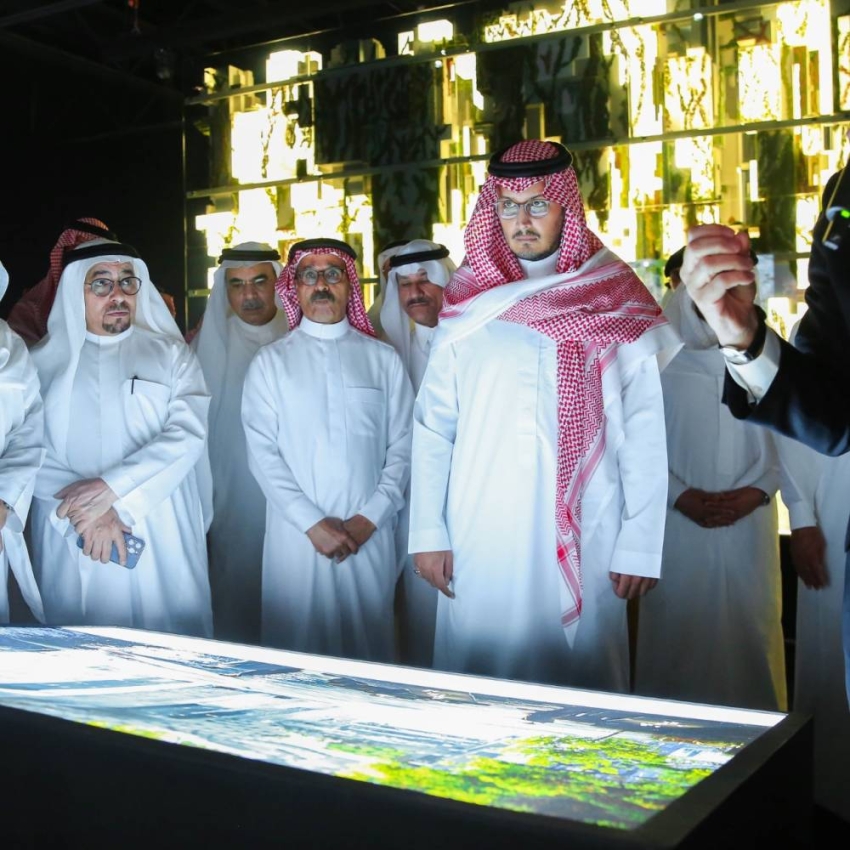 نائب أمير المنطقة الشرقية يدشن معرض   ذا لاين    (2)