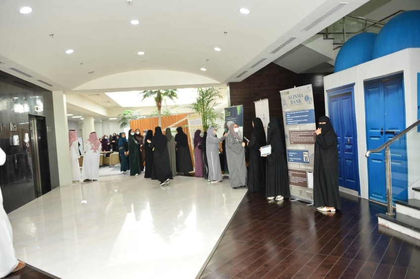 كلية إدارة الأعمال بجامعة الامام عبد الرحمن بن فيصل تُطلق معرضاً لمشاريع الطالبات لتحليل البنوك السعودية (2)