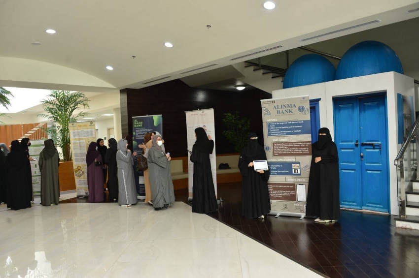 كلية إدارة الأعمال بجامعة الامام عبد الرحمن بن فيصل تُطلق معرضاً لمشاريع الطالبات لتحليل البنوك السعودية (3)