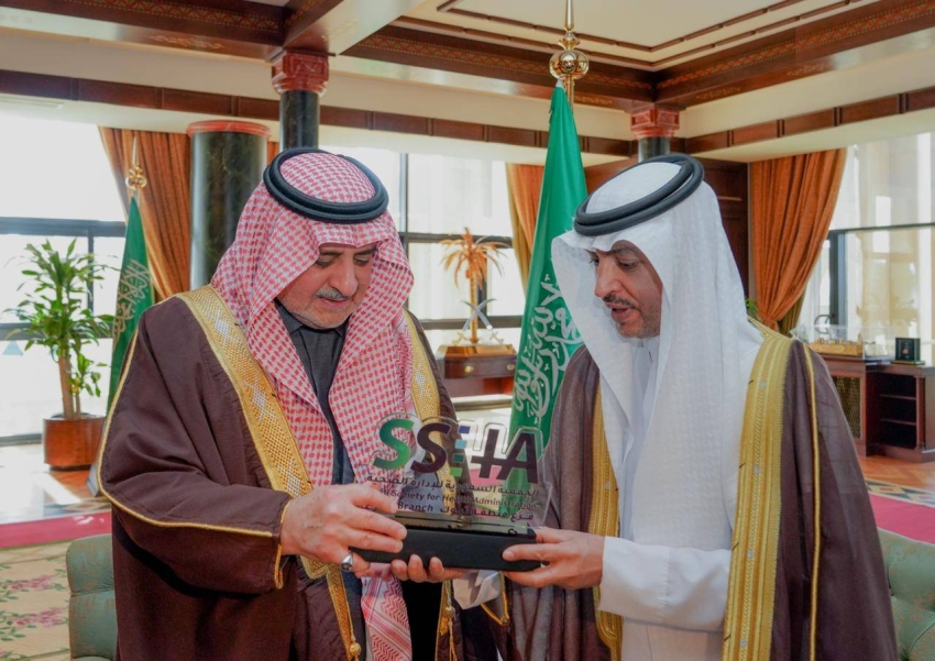 سمو أمير منطقة تبوك  يستقبل رئيس واعضاء فرع الجمعية السعودية للإدارة الصحية بالمنطقة 