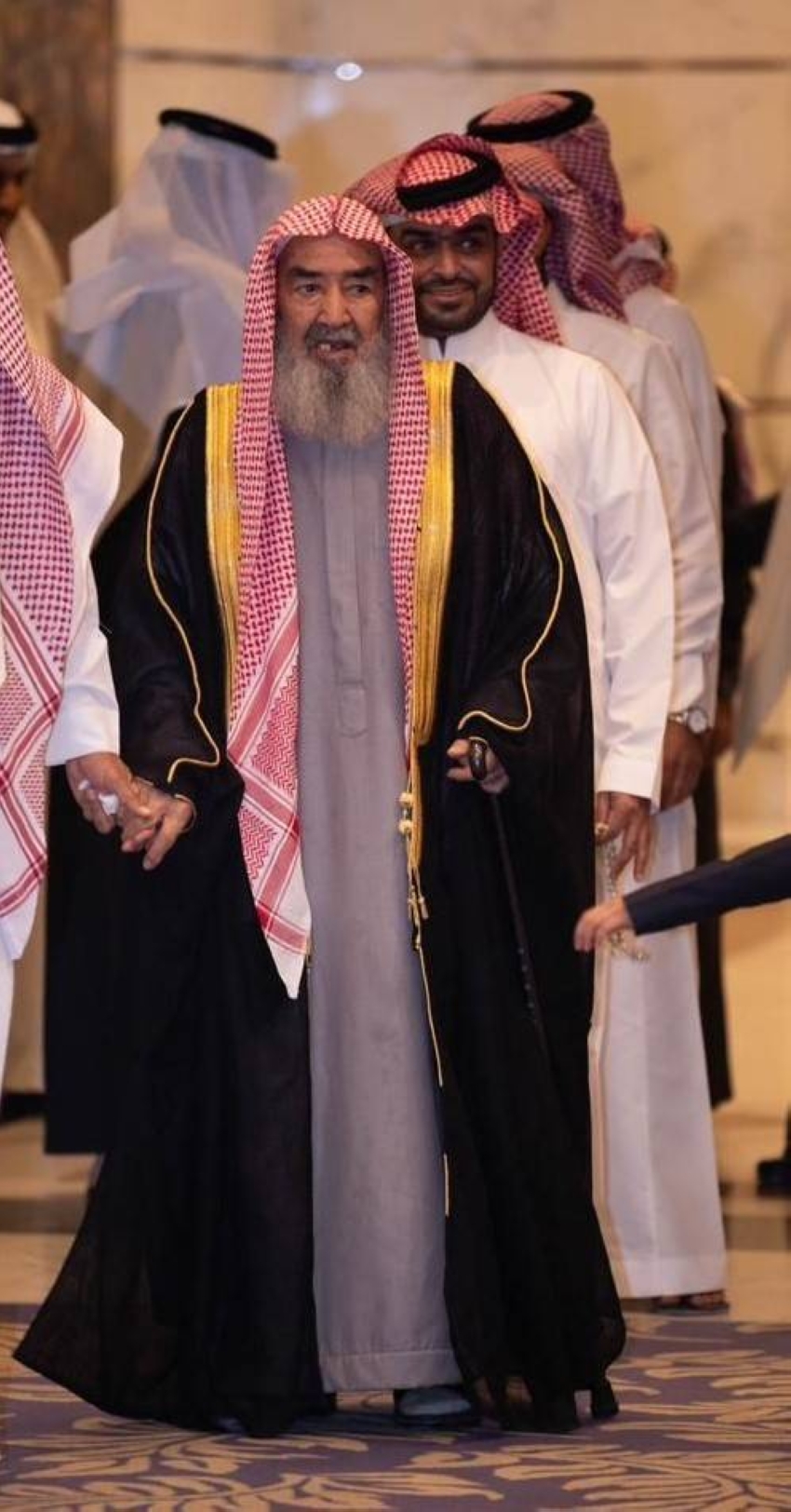 thumbnail_عميد اسرة آل مهنا اللواما جد العريس خلال حفل الزواج 