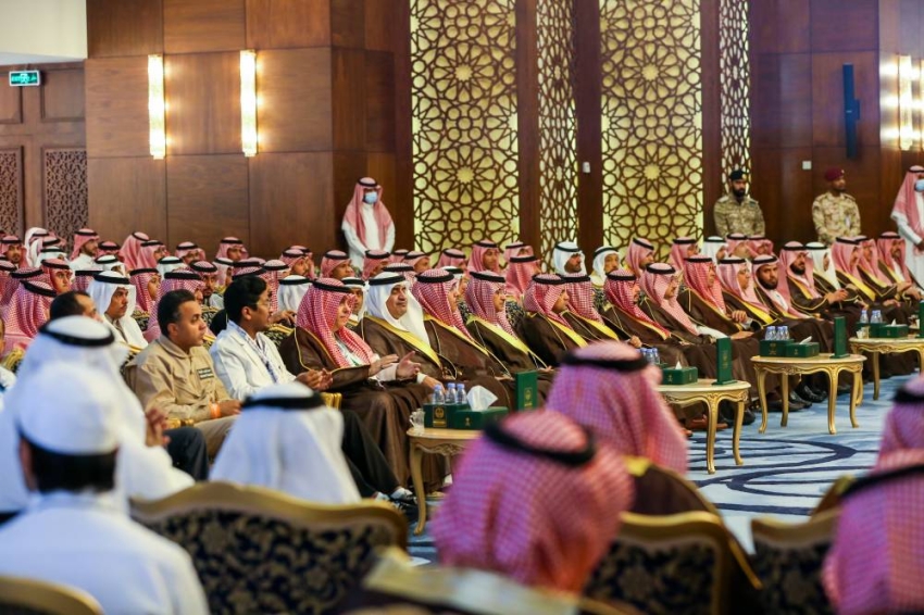 سمو امير الشرقية خلال استقبال جمعية العمل التطوعي بمجلس سموه الأسبوعي { (4)